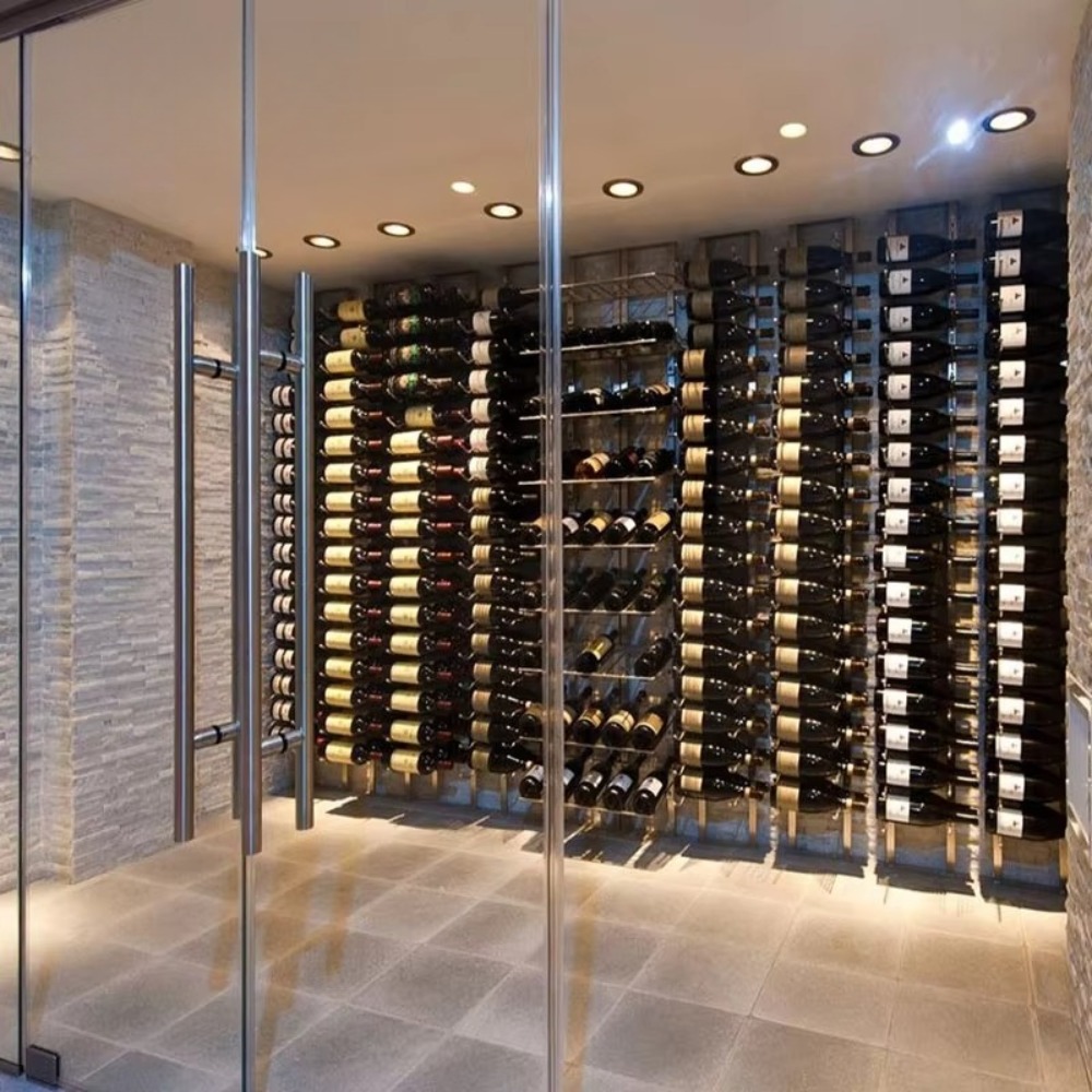 リビングルームの床から天井までのワインラックディスプレイ、モ - Wine & Beer Guayaquil のレビューと価格