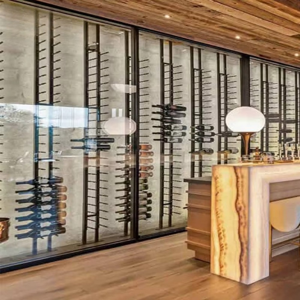 リビングルームの床から天井までのワインラックディスプレイ、モ - Wine & Beer Guayaquil のレビューと価格
